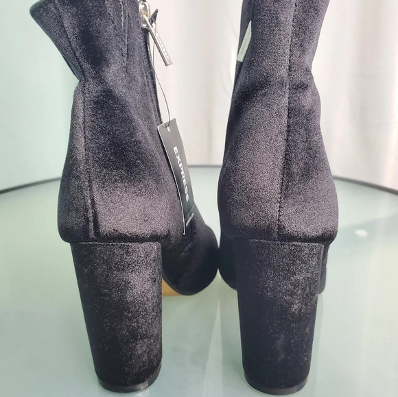 Express Black Faux Suede Peep-Toe Chunky Mid Heel Booties Sz 6 - Picture 6 of 7